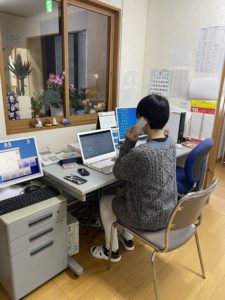 スタッフが机でパソコン作業をしている事務スペース