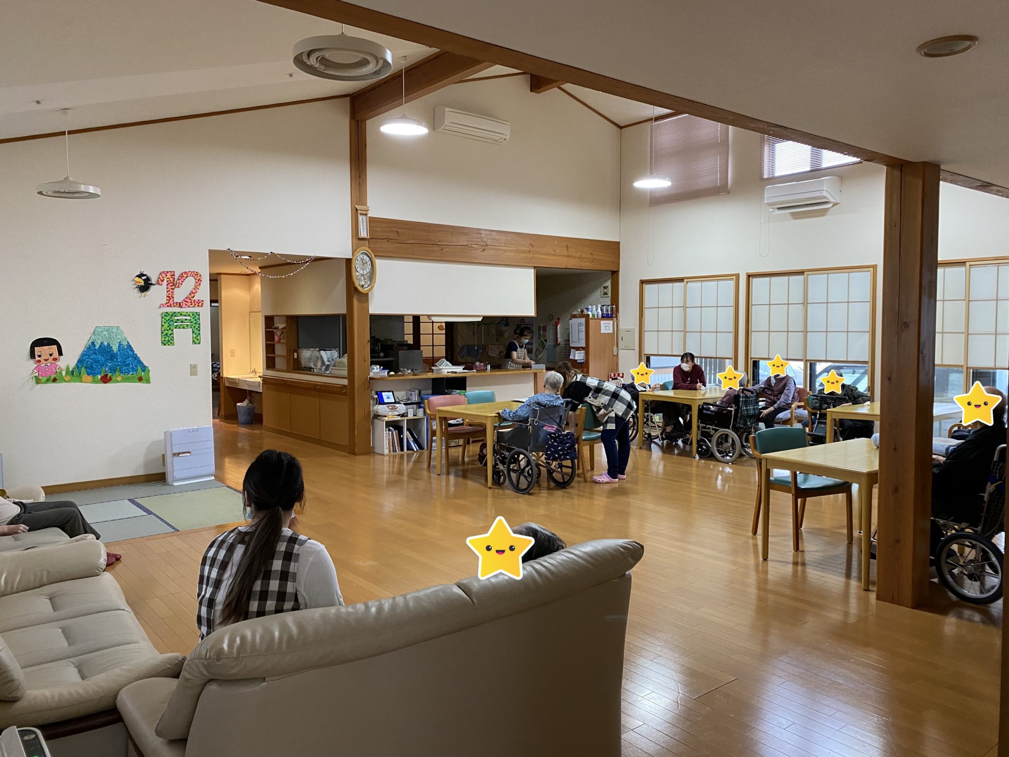 木造梁の広々としたリビング・共用スペース。入居者が集う多目的ホール